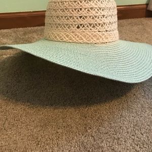 NWT Cute flowy hat. Mint green/cream.